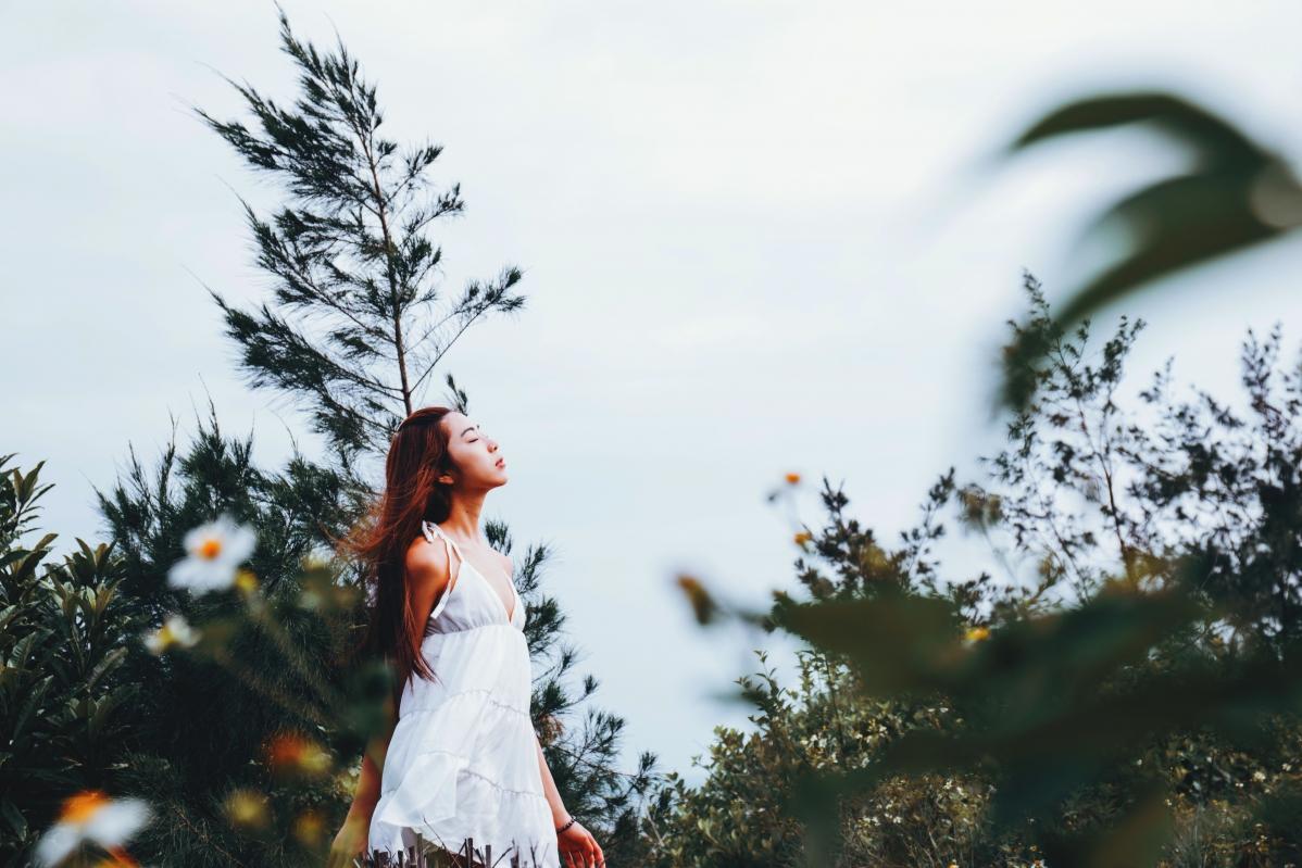 Beautiful photography with closed eyes 5K wallpaper