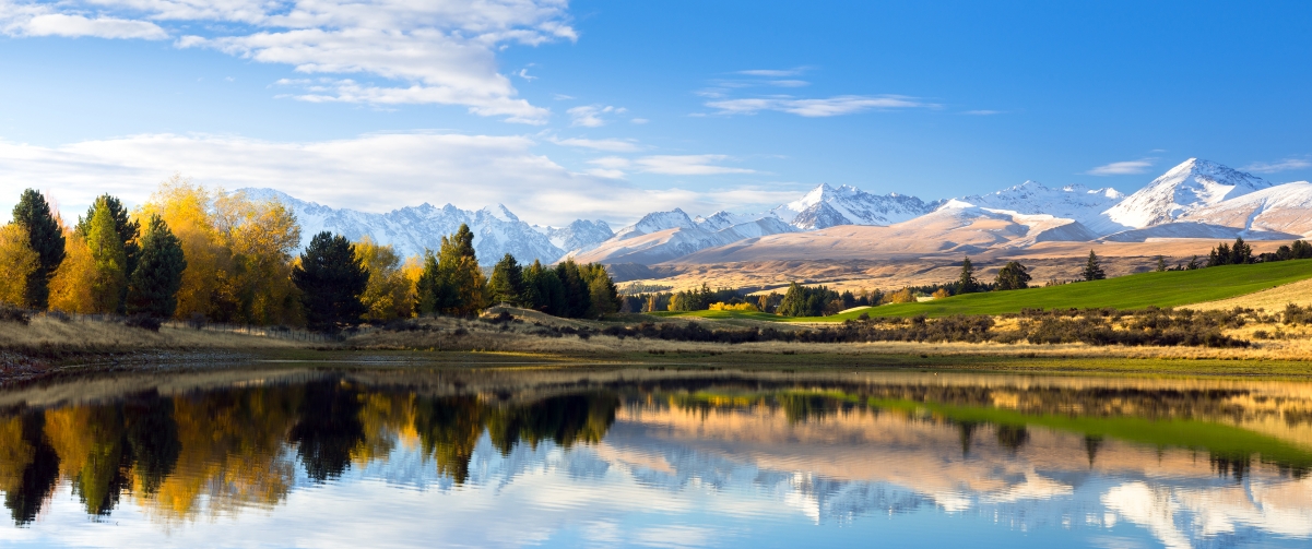 New Zealand secret lake autumn scenery