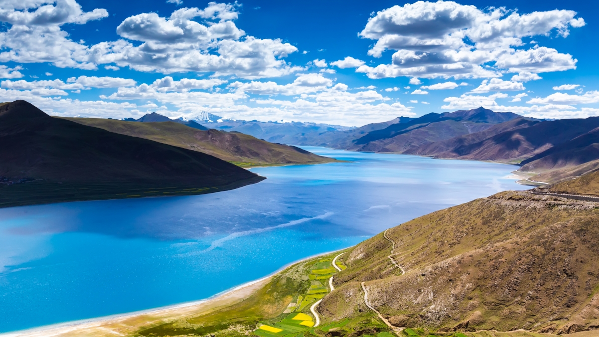 Tibet Yamdrok Lake Scenery 4K Wallpaper
