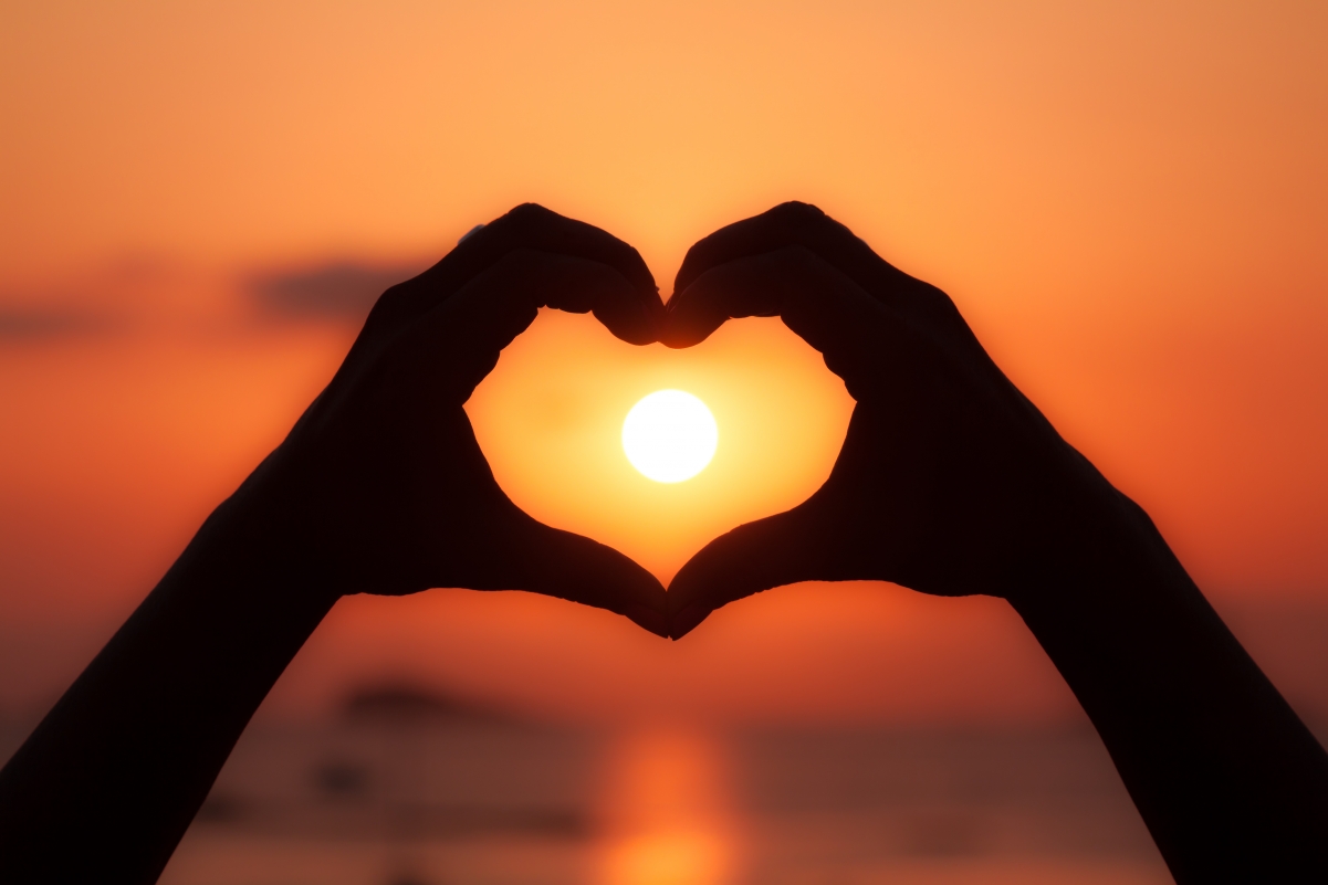 Sunset love gesture 4k wallpaper