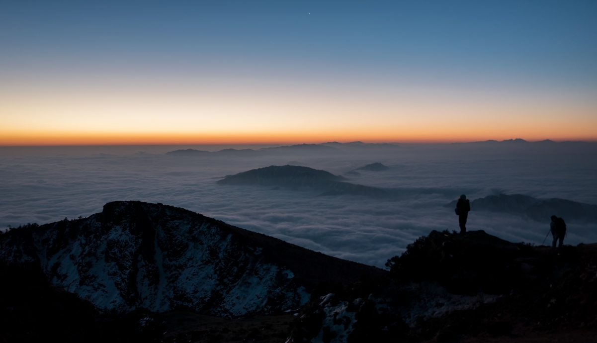 Sichuan Niubei Mountain sunrise and sea of ​​clouds scenery