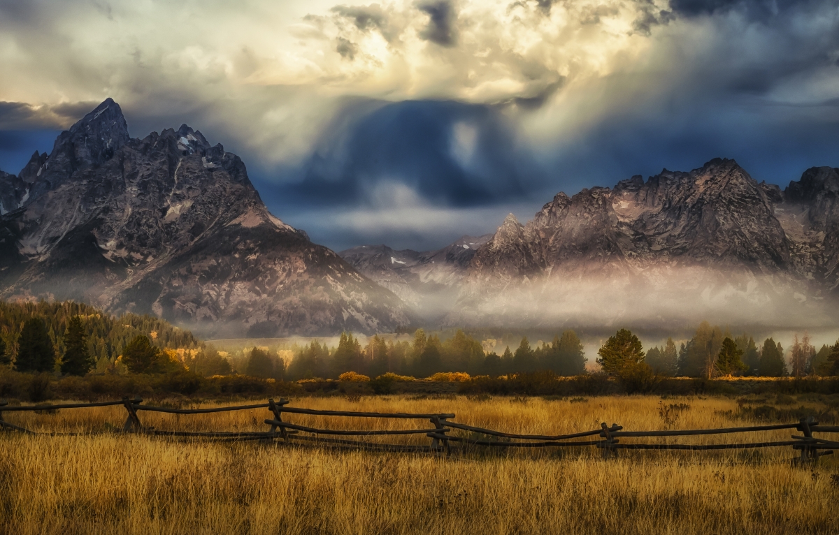 Valley Fence Fog 4K Landscape Picture