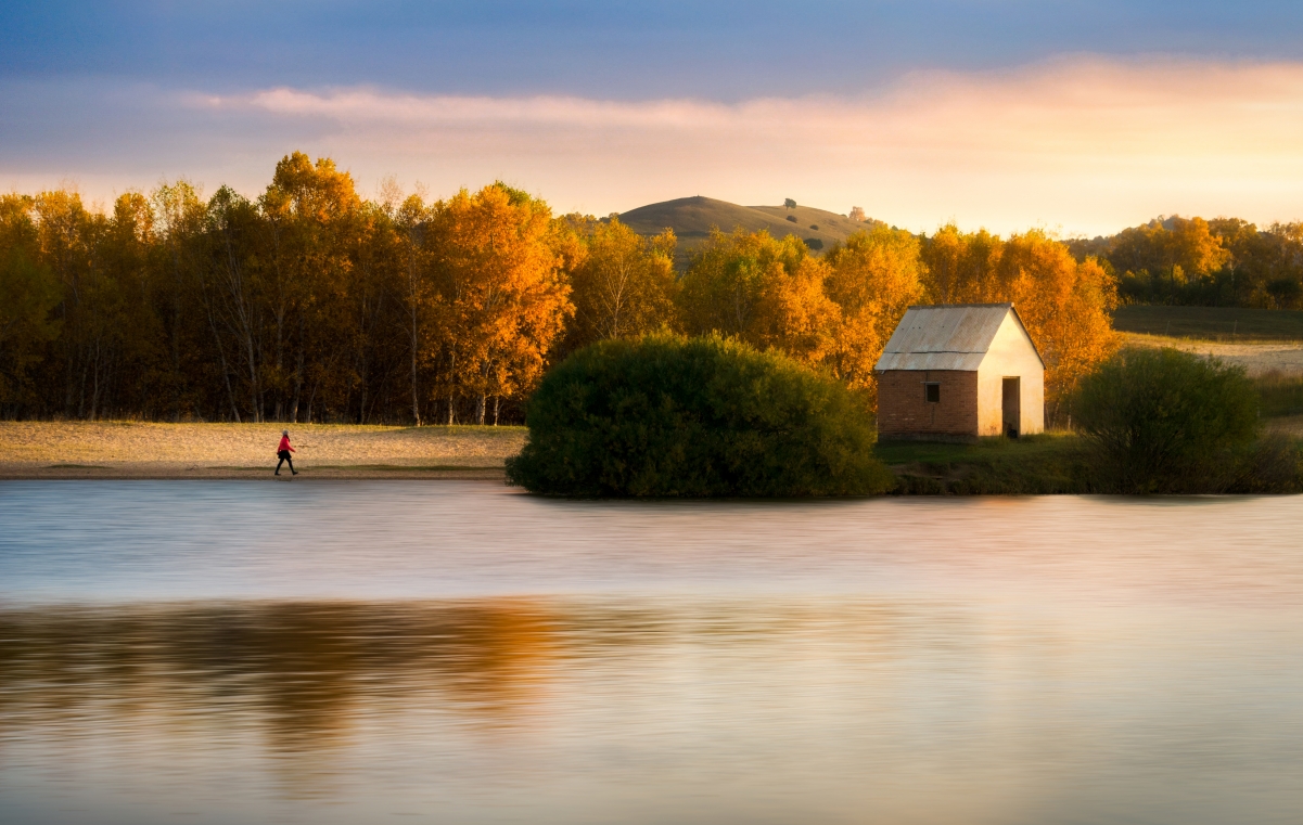 Autumn small house flowing water Yiren 4K scenery