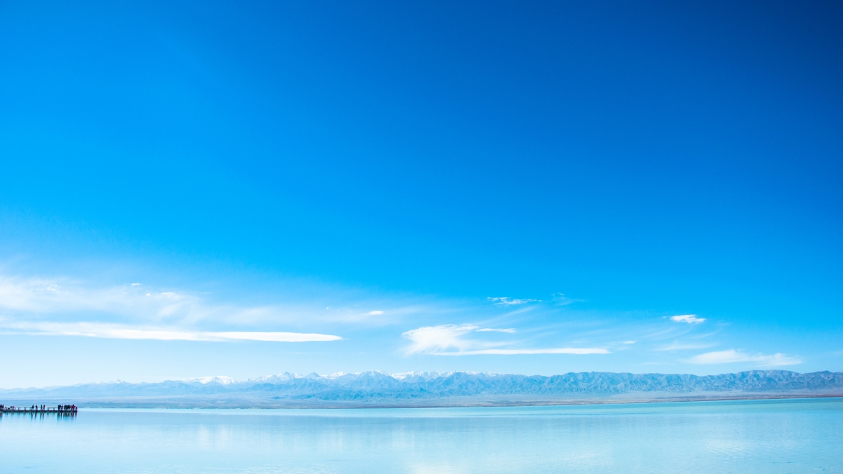 Qinghai Lake blue sky and white clouds scenery 4k wall