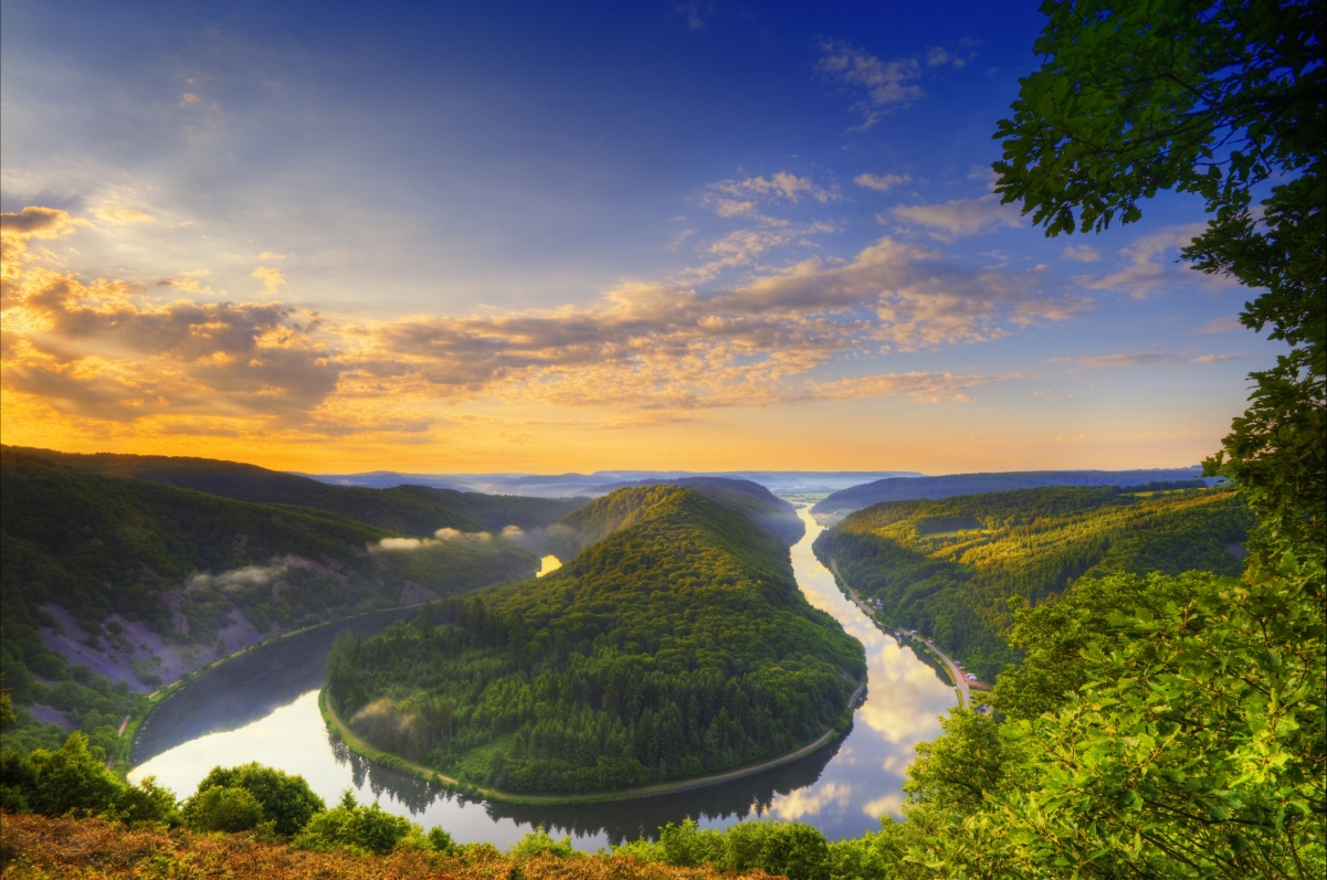Beautiful curved river landscape 4K wallpaper