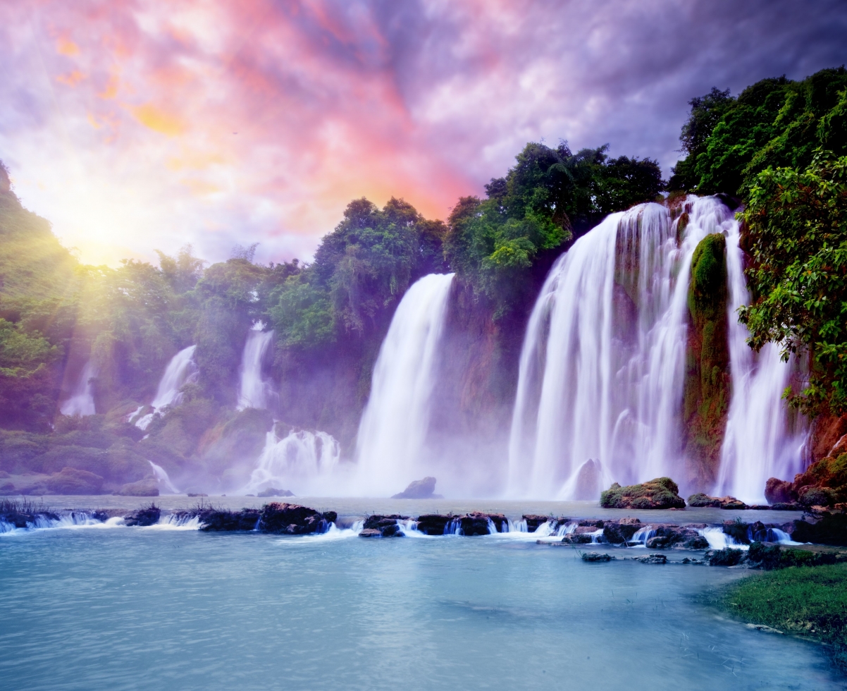 Beautiful waterfall scenery 4K wallpaper