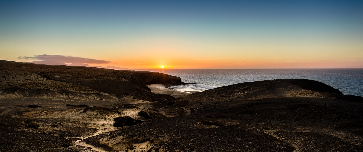 Seaside sunset scenery 3440x1440 table
