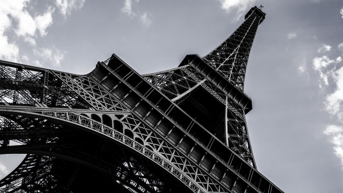 Black and white photo of buildings in Paris, France