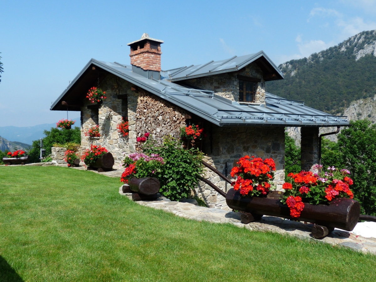 Landscape pictures of villas on the grass