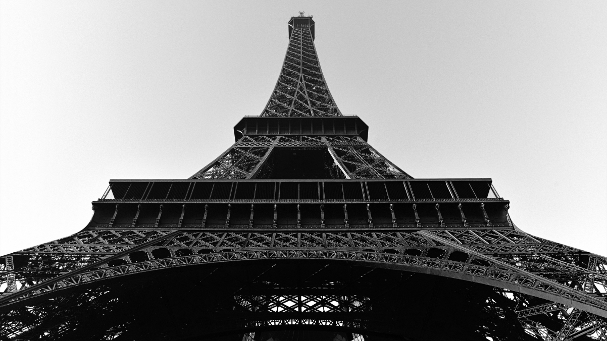 Black and white photo of Eiffel Tower in Paris