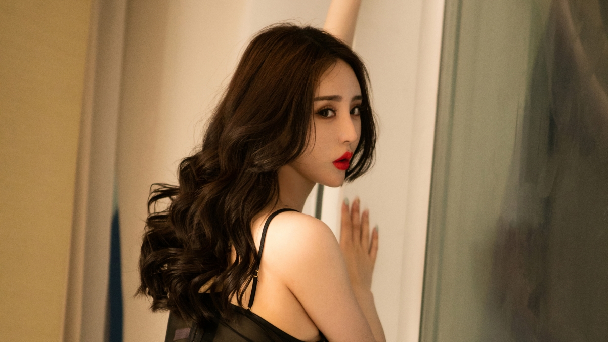 Sexy beauty with long curly hair Yu Siqi 4k