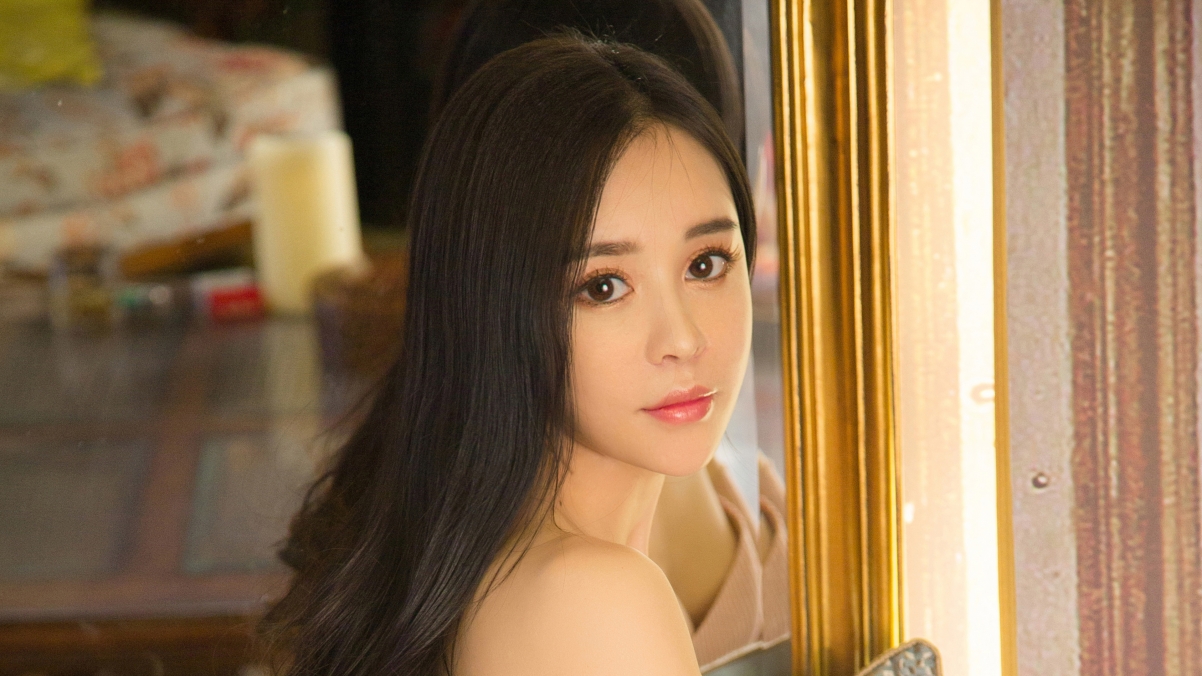 Du Xiaoyu, a seductive beauty with long hair and scented shoulders