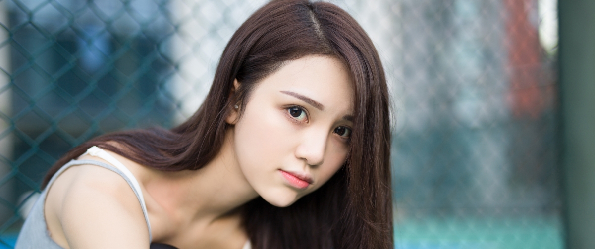 Long Haired Tennis Girl With Fish Screen Wallpaper