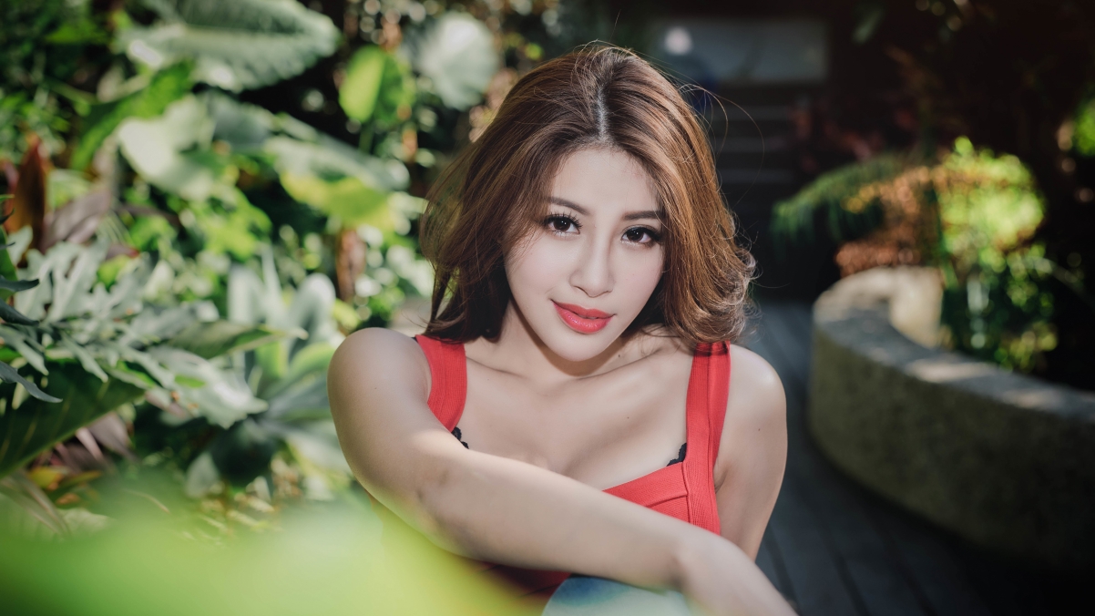 Smiling Sexy Beauty 4K Wallpaper