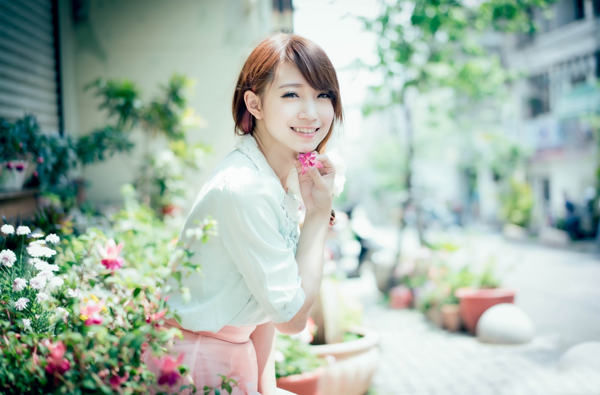 Smiling Beauty Flowers 4K Wallpaper