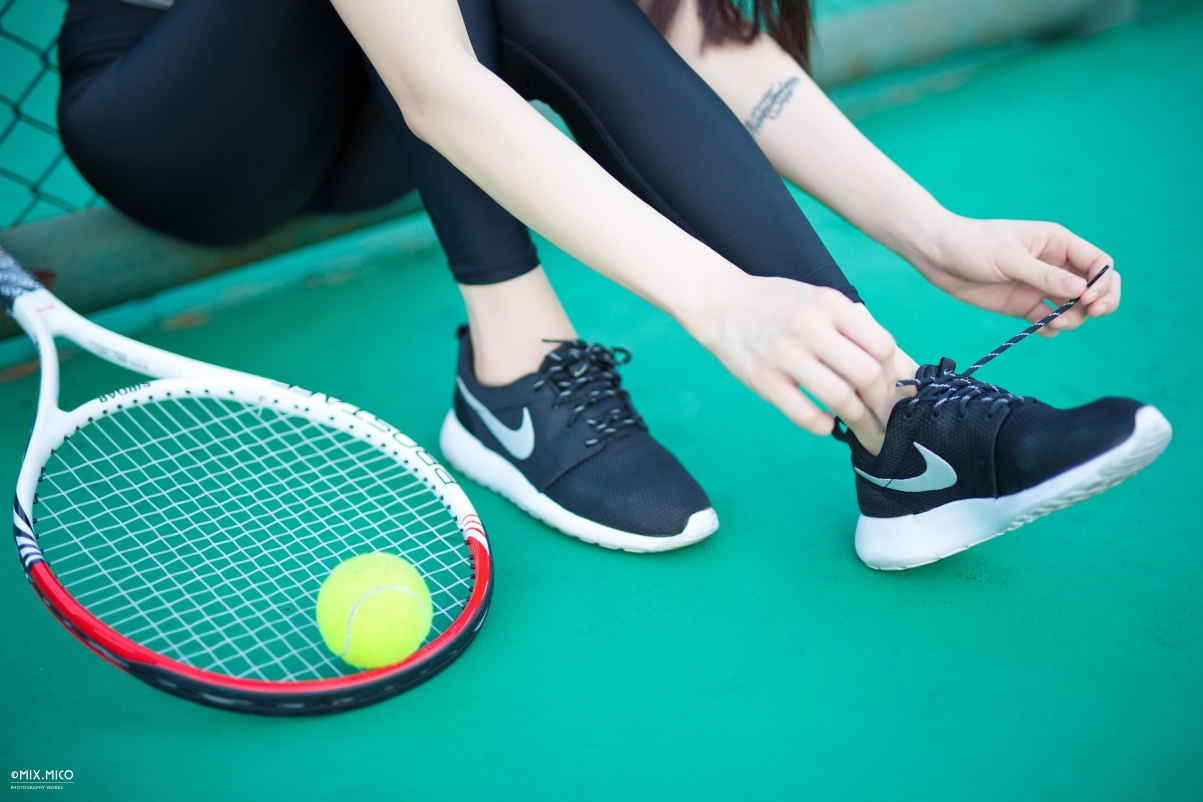 Tennis beauty tying shoelaces 5K wallpaper