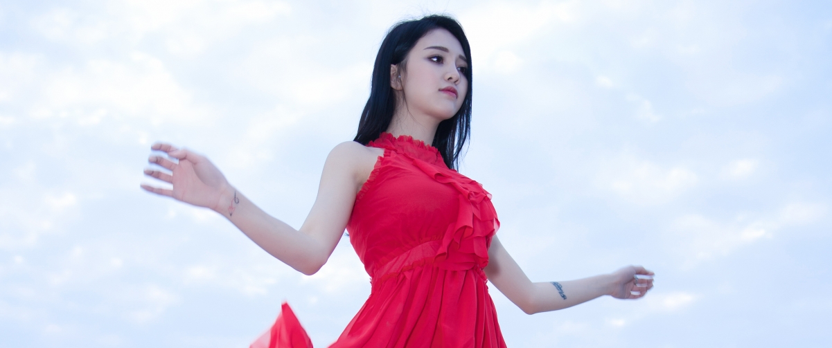 Li Qian, the beautiful girl in pink pants on the rooftop