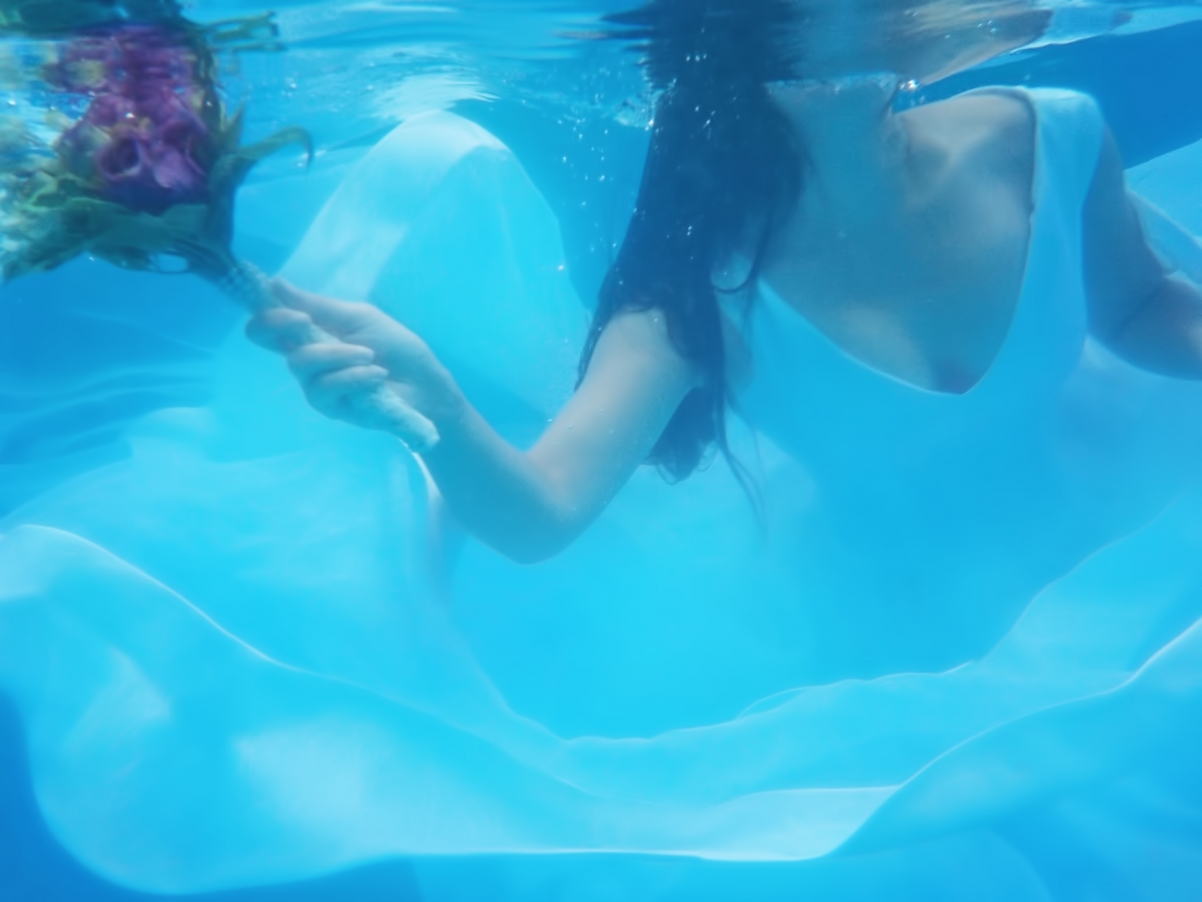 Underwater bride wedding dress bride