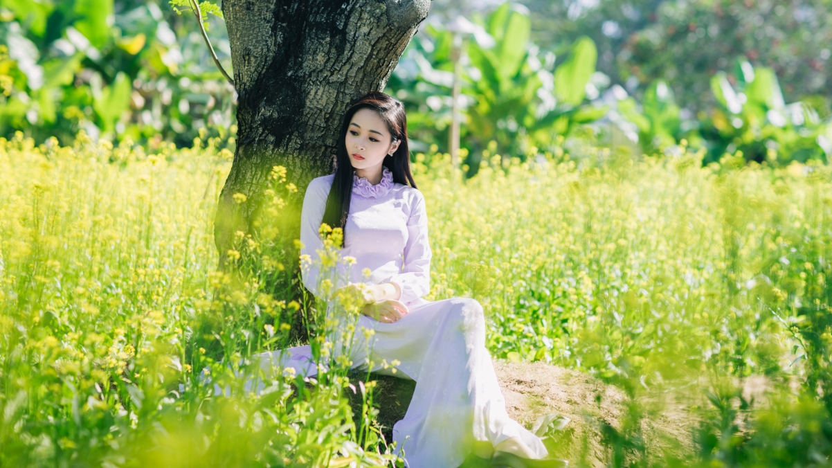 The pure and seductive beauty sitting under the tree