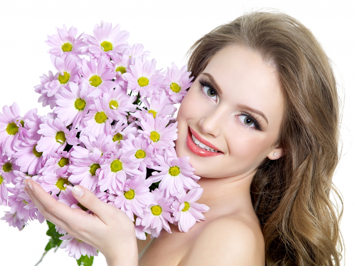 Curly hair with long eyelashes holding bouquet