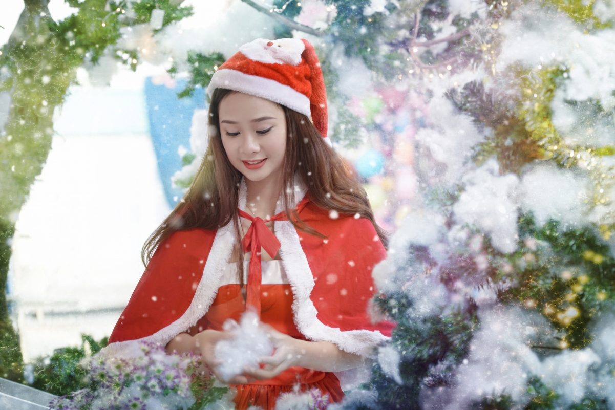 Christmas beautiful girl 4K wallpaper