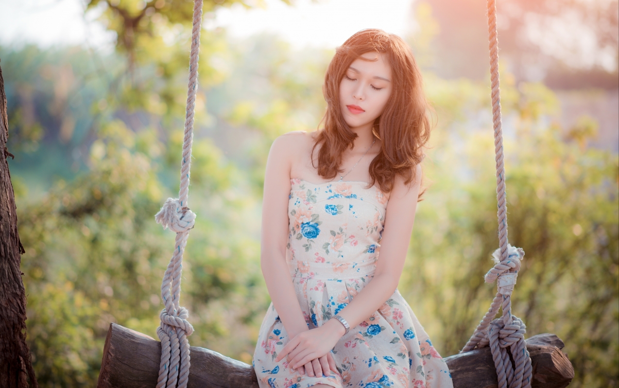 Autumn beauty closed eyes skirt 5K