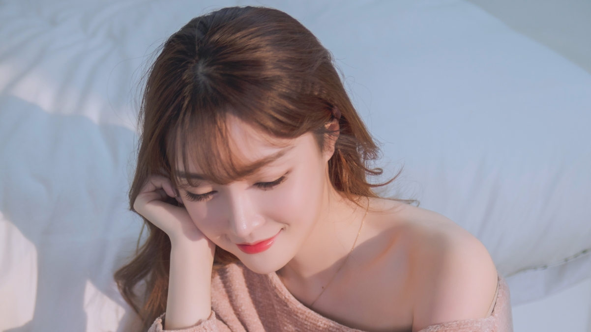 Pure Beauty Strapless 4k Wallpaper