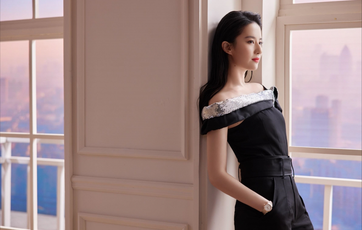 Pure beauty Liu Yifei black one-piece