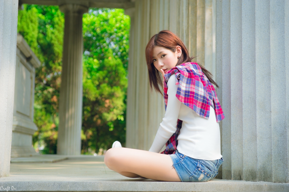 Cross-legged beauty sideways photography photo 4k