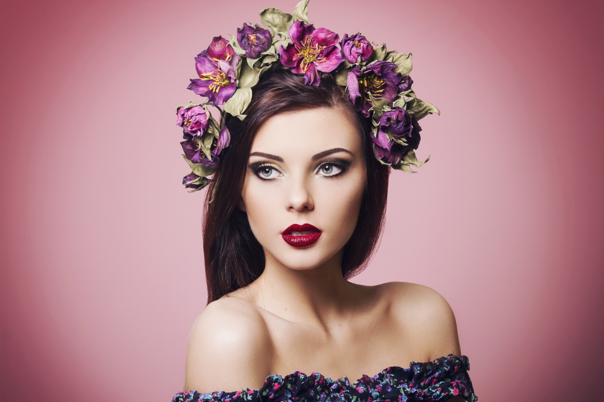 Female model face makeup wreath 5K beauty