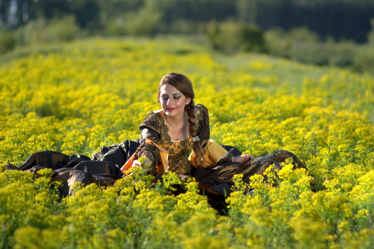 Girl princess dress yellow oil