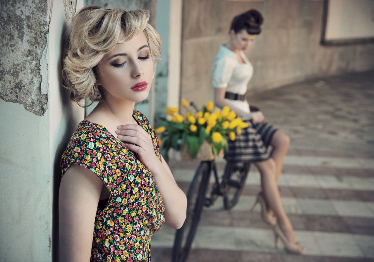 Girl retro hairstyle dress up 5K beauties