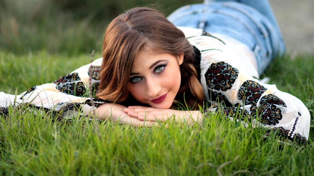 Girl Country Grass Green 4K