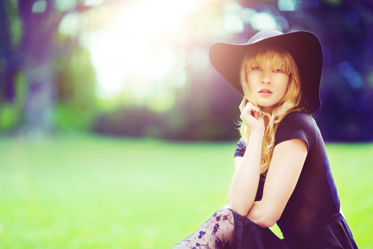 Girl blonde face hat 4K wall