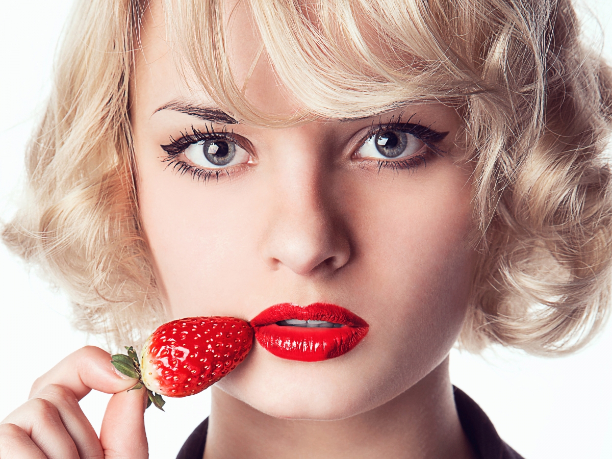 Girl blonde lipstick strawberry 4K