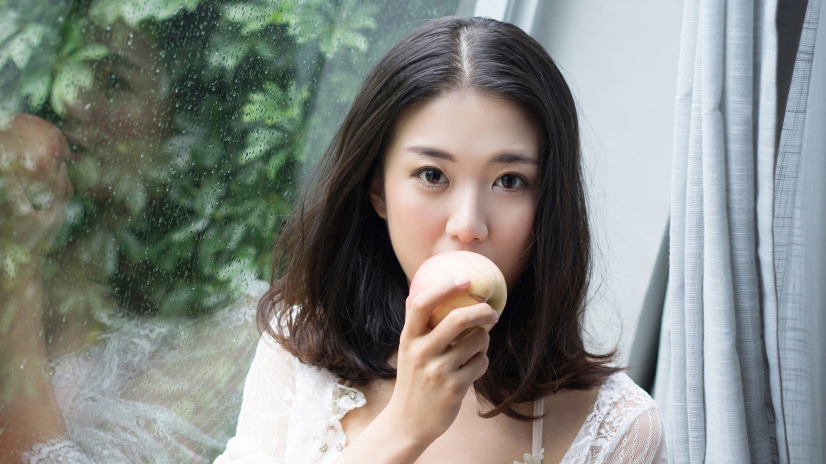 Ningning Apple Beauty in Lingerie Photo