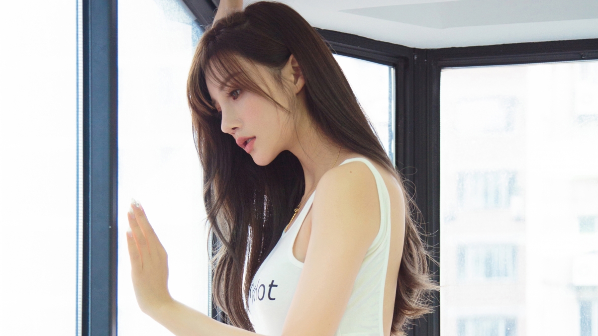 Milk tea Emily seductive beauty 4k wall