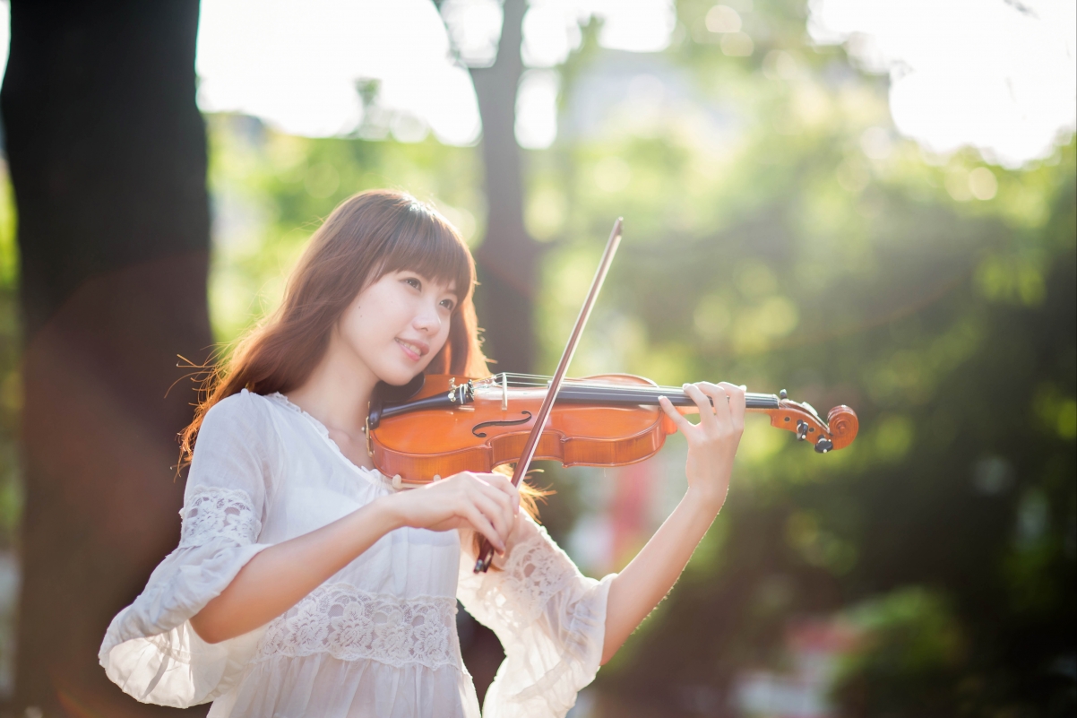 Beautiful girl with violin 4k wallpaper