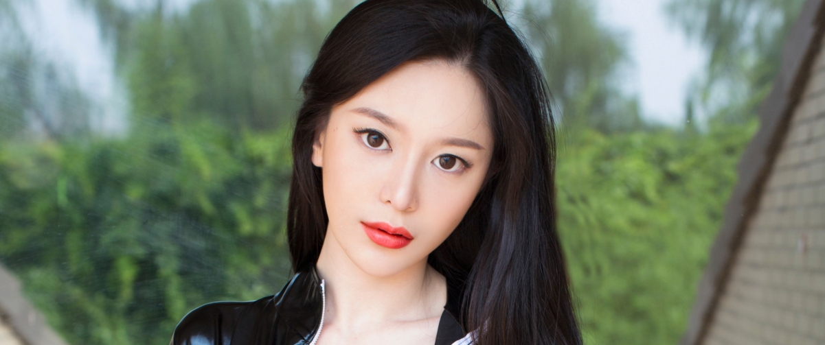 Mu Yuqian long-haired beauty in black clothes