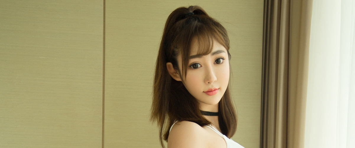 Model Mier 3440x1440 Beauty Wall