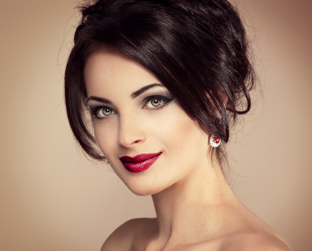 Model beauty earrings smile 8K wall