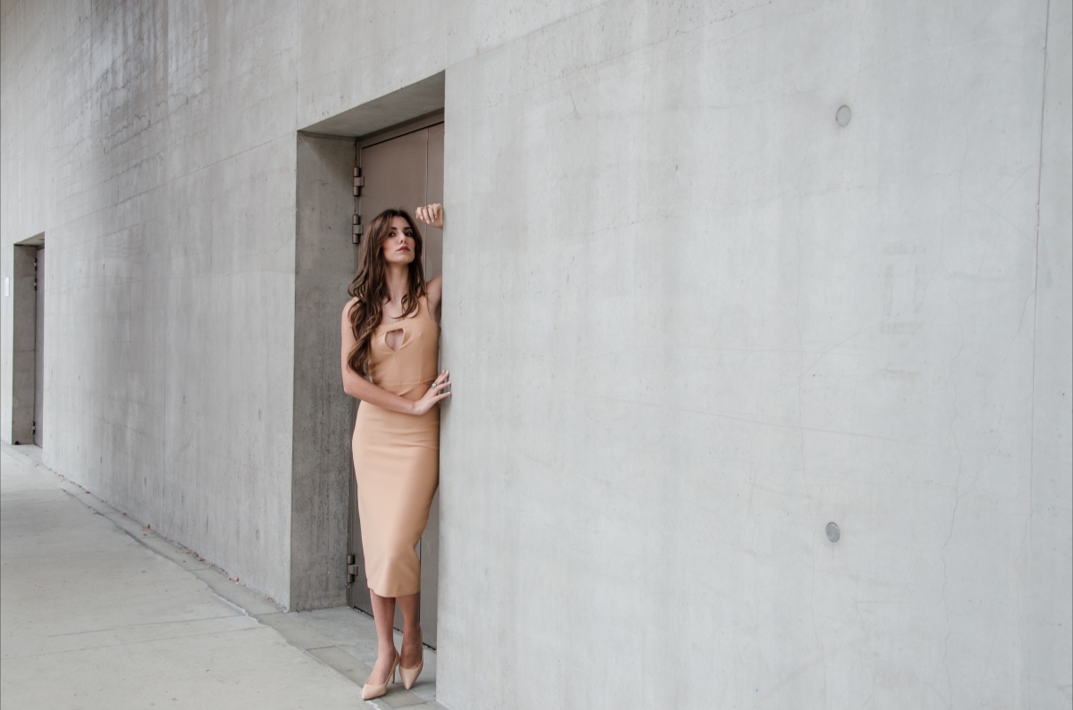 Door long-haired beauty quilt high heels