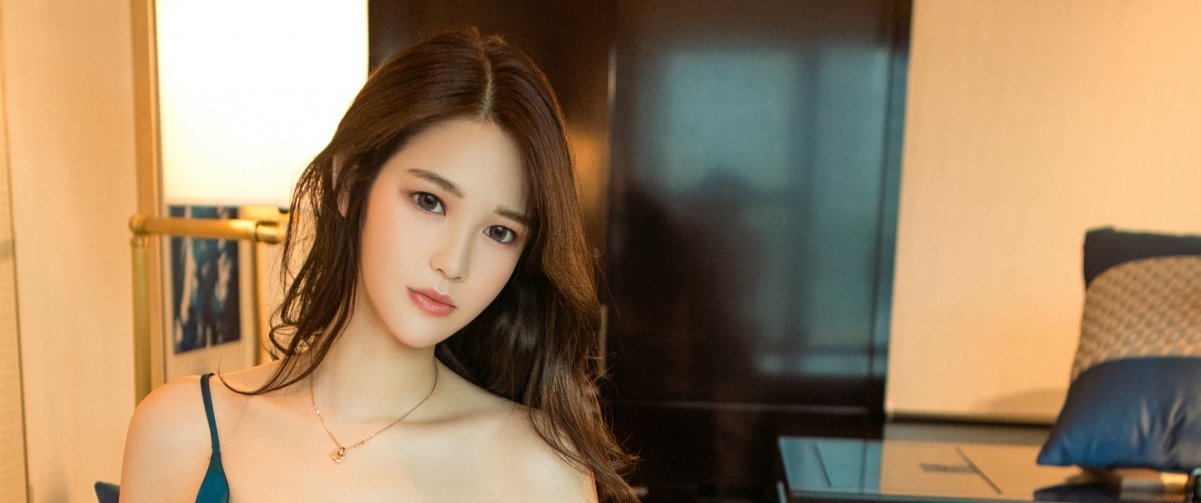 Beauty Queen Laughing 3440x1440 Wallpaper