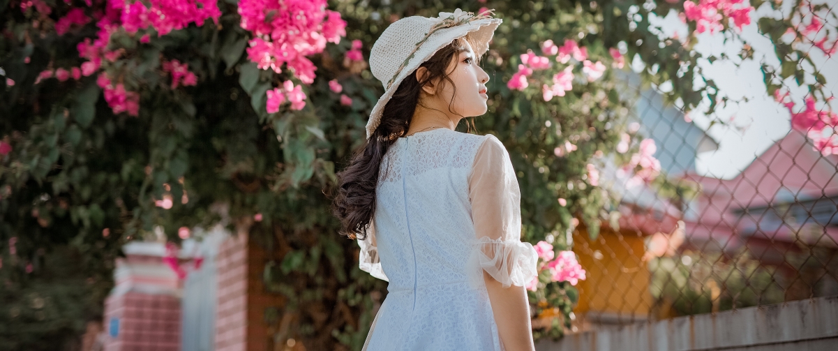 Elegant beauty in beautiful dress 3440