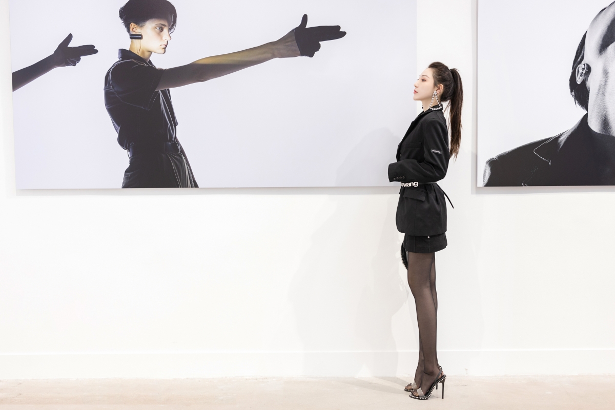 Liu Yining black suit and black tights