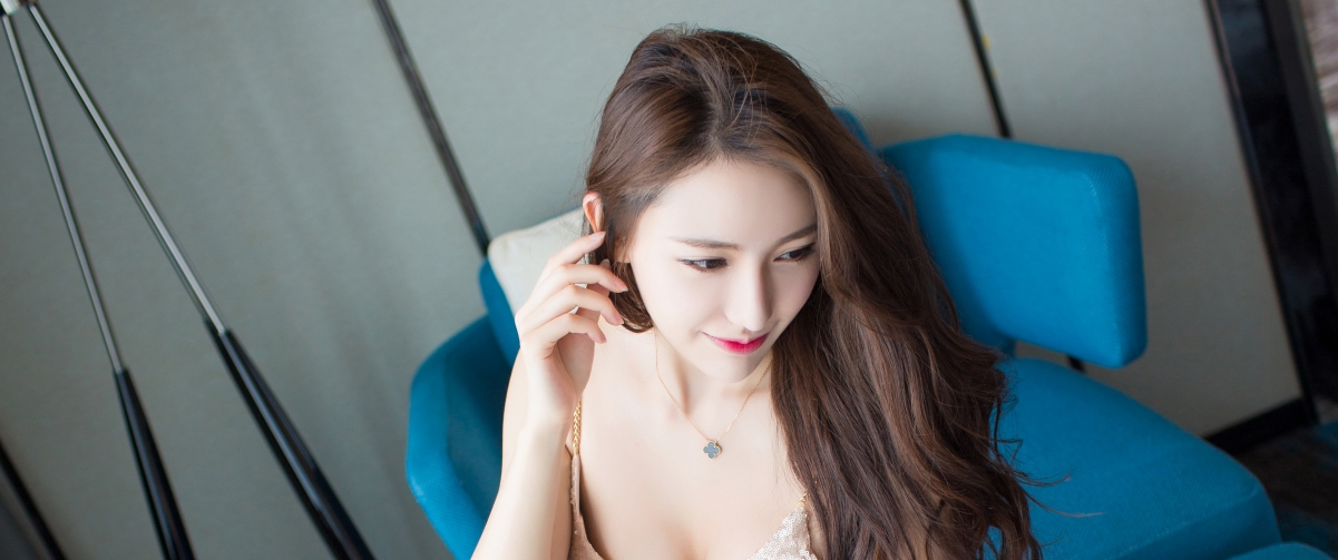 Liu Yining with fish screen 3440x1440 beautiful