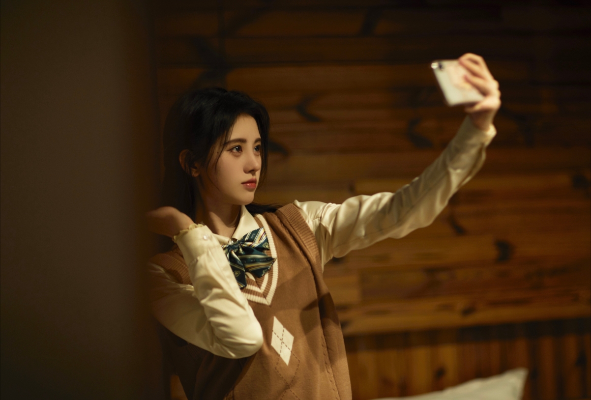 Ju Jingyi Selfie Photo 4K Wallpaper