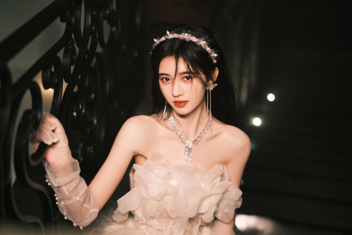 Ju Jingyi low-cut skirt transparent hand yarn