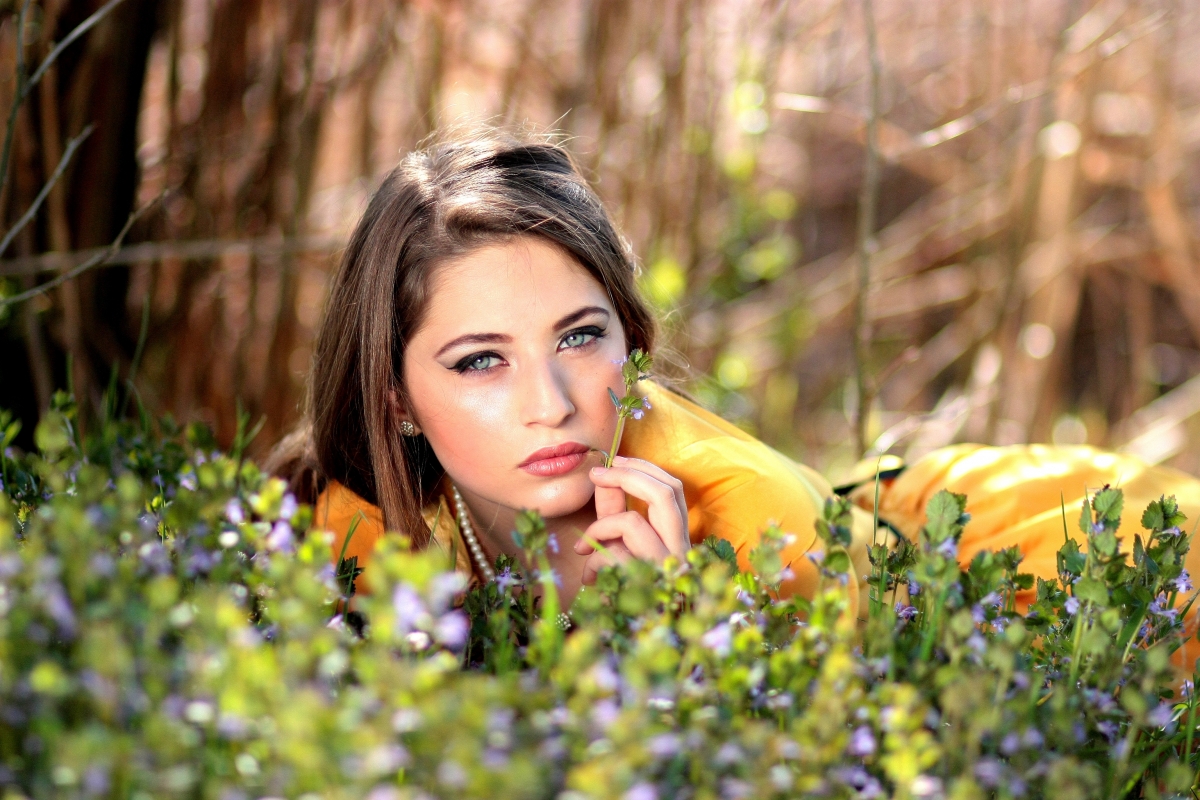 Flower girl with fresh blue eyes