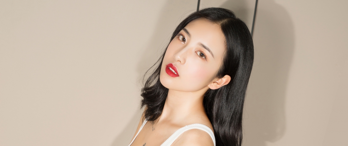 Brunette beauty Ling Xue 3440x1440 wall